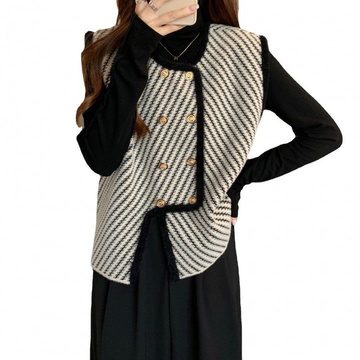 Knit cardigan for women with an elegant cut and classic button details Lune London