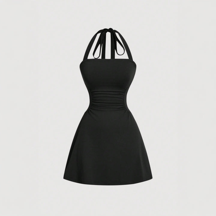 Robe à dos nu pour femmes avec drapés flatteurs pour la silhouette et un design à lacets élégant au dos Chic & Stil