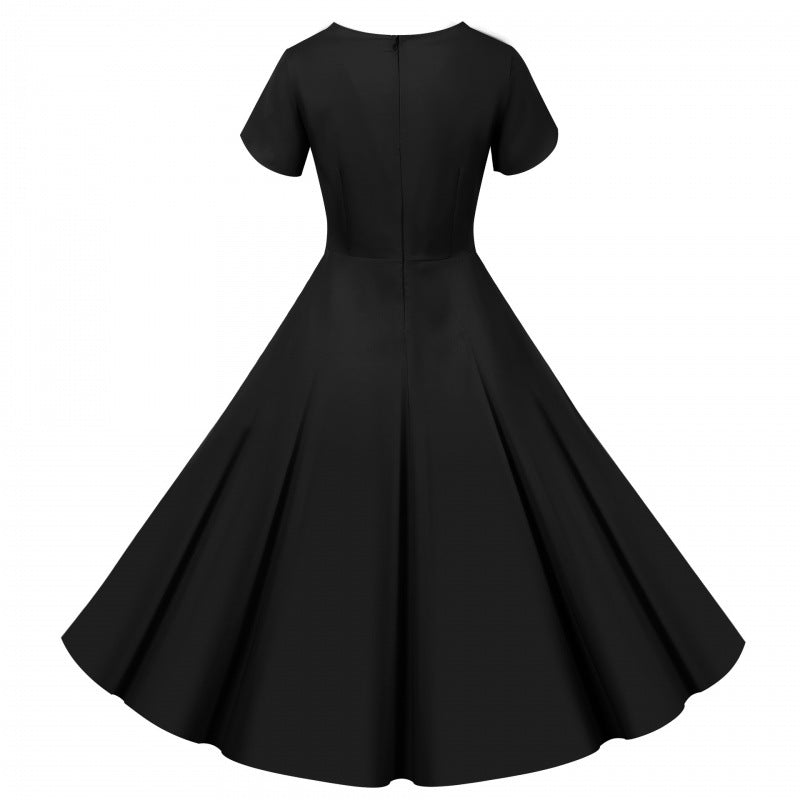 Robe swing femme avec un col en V à boutons et une jupe évasée.