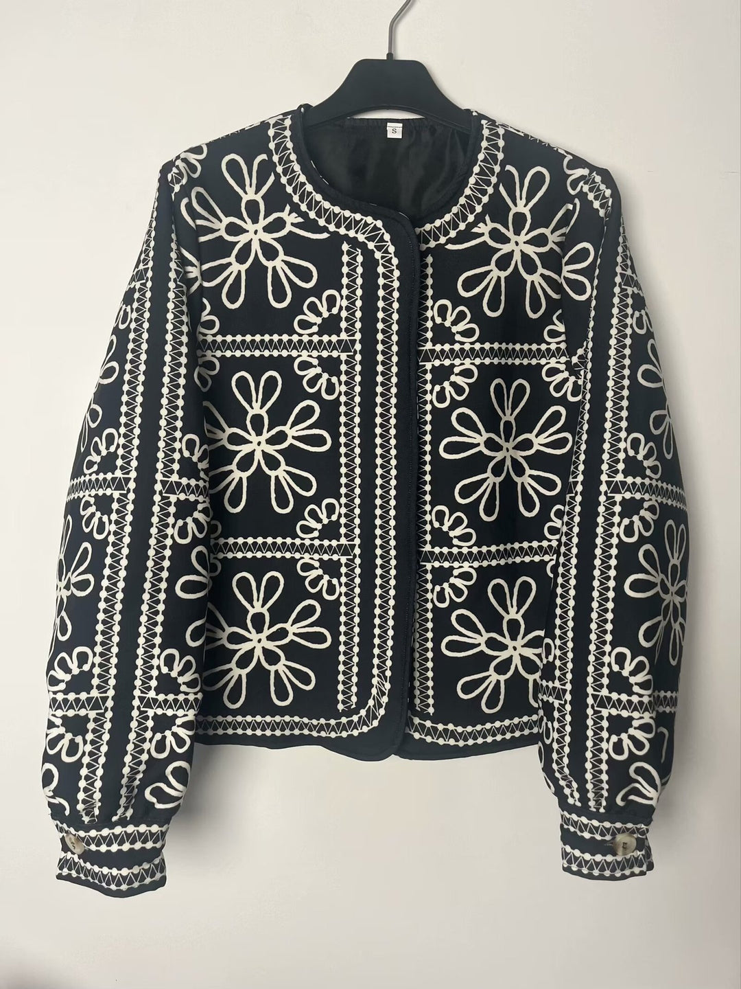 Veste design patchwork pour femmes avec motif floral et appliqués élégants Chic & Stil
