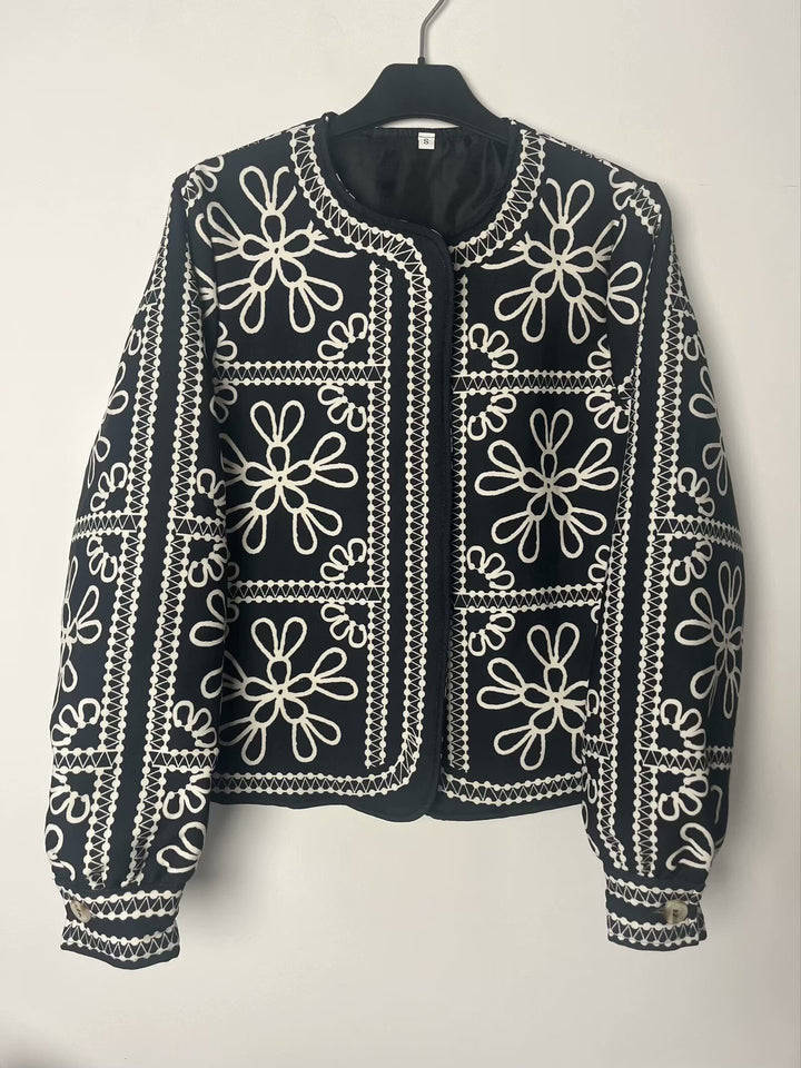 Veste design patchwork pour femmes avec motif floral et appliqués élégants Chic & Stil
