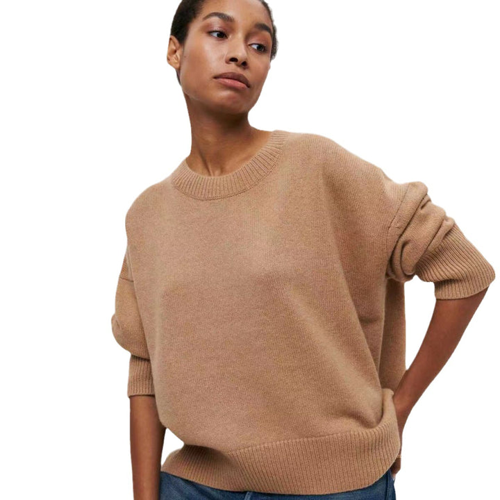 Cozy fine-knit sweater for women with a loose fit and a round neckline Lune London