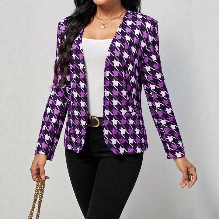Trendy women's blazer jacket with an eye-catching houndstooth pattern and a fitted cut Lune London