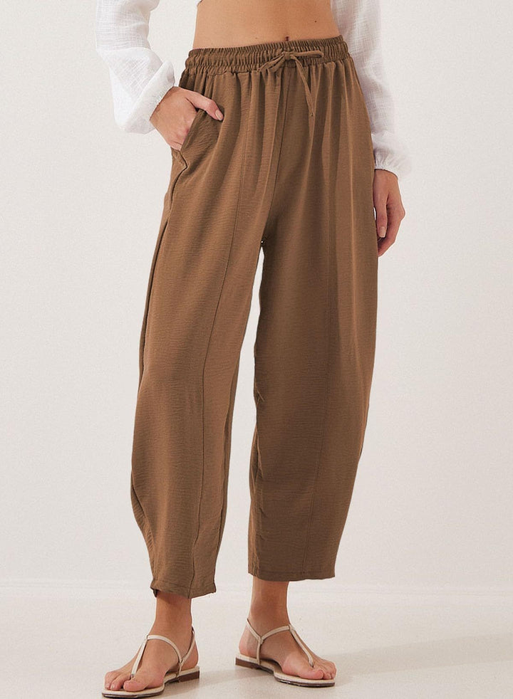 Women's Comfortable, loosely cut summer pants with elastic waistband and side pockets Lune London