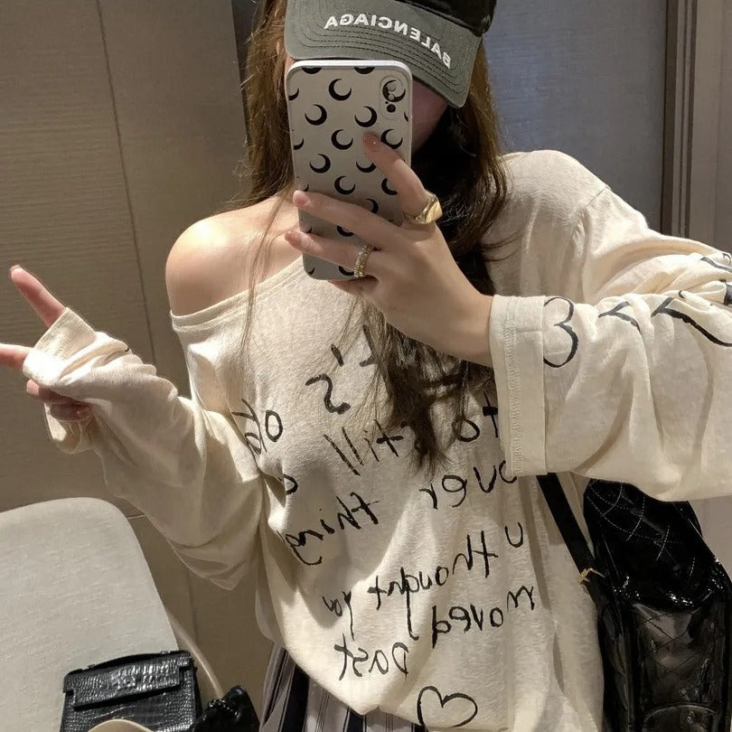 Women's casual oversized top with off-shoulder design and artistic lettering Chic & Stil