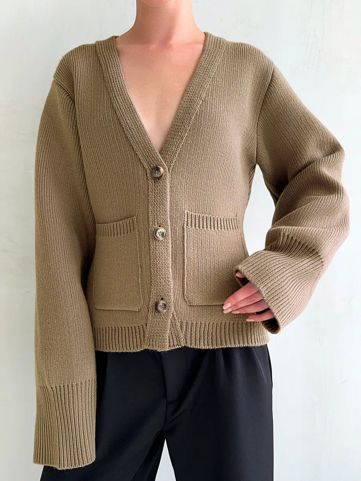 Cardigan pour femmes avec un col en V profond et de grandes poches Chic & Stil