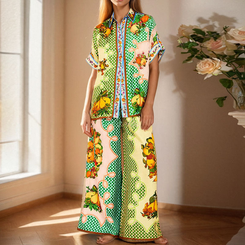 Ensemble deux pièces en satin chic et confortable pour femmes avec motif floral Chic & Stil