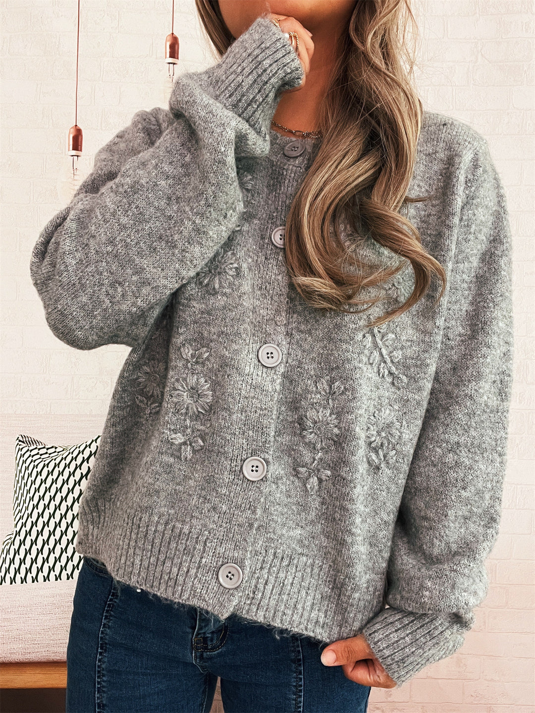 Cardigan en tricot ample pour femmes avec des appliques florales et des détails de boutons Chic & Stil