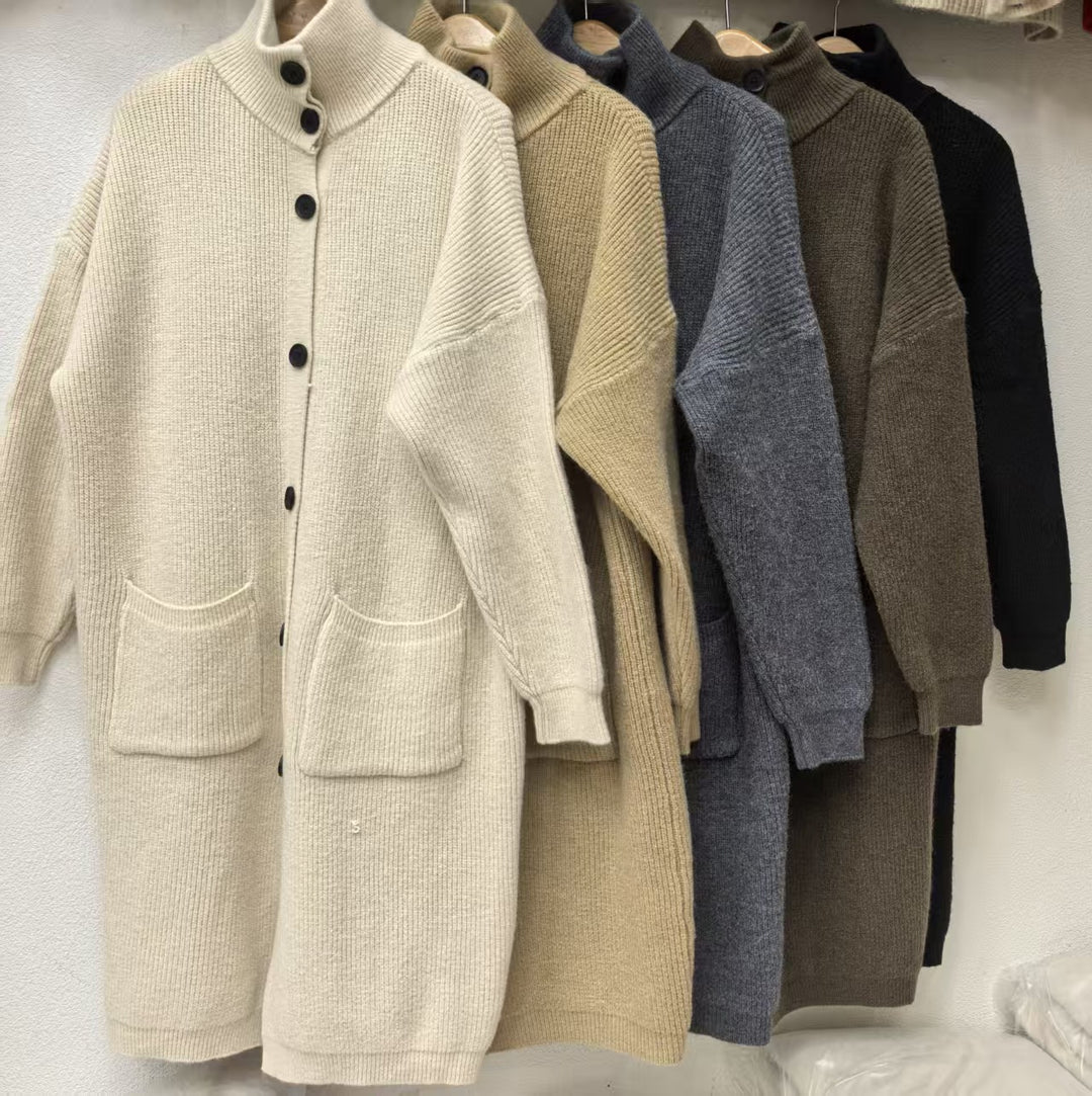 Manteau en tricot pour femmes avec grandes poches et détail de bouton Chic & Stil