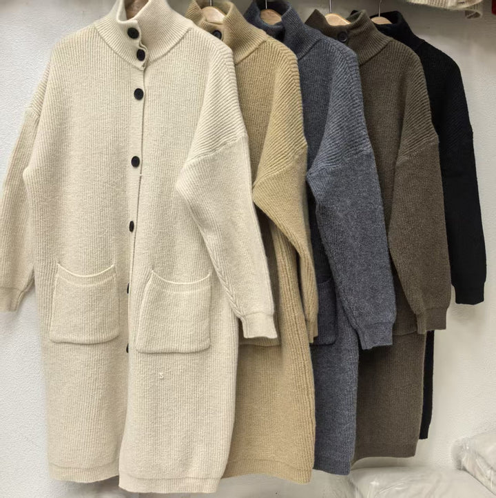 Manteau en tricot pour femmes avec grandes poches et détail de bouton Chic & Stil