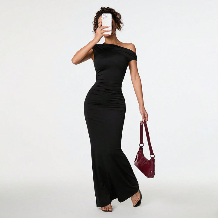 Robe enveloppante ajustée pour femmes avec design dénudé des épaules et détails de volants élégants Chic & Stil