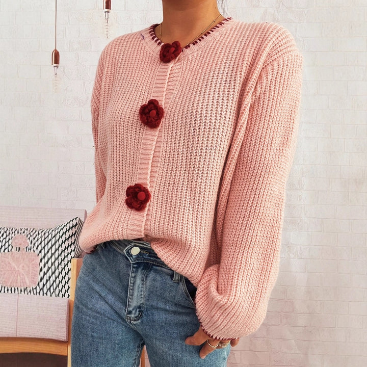 Cardigan pour femmes avec des détails de boutons floraux et un tissu texturé Chic & Stil