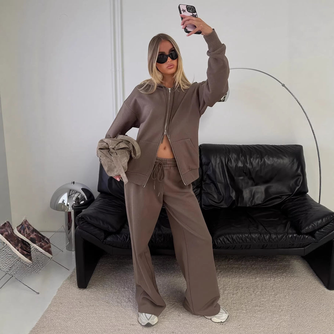Women's fashionable lounge set with a relaxed fit and innovative design Chic & Stil