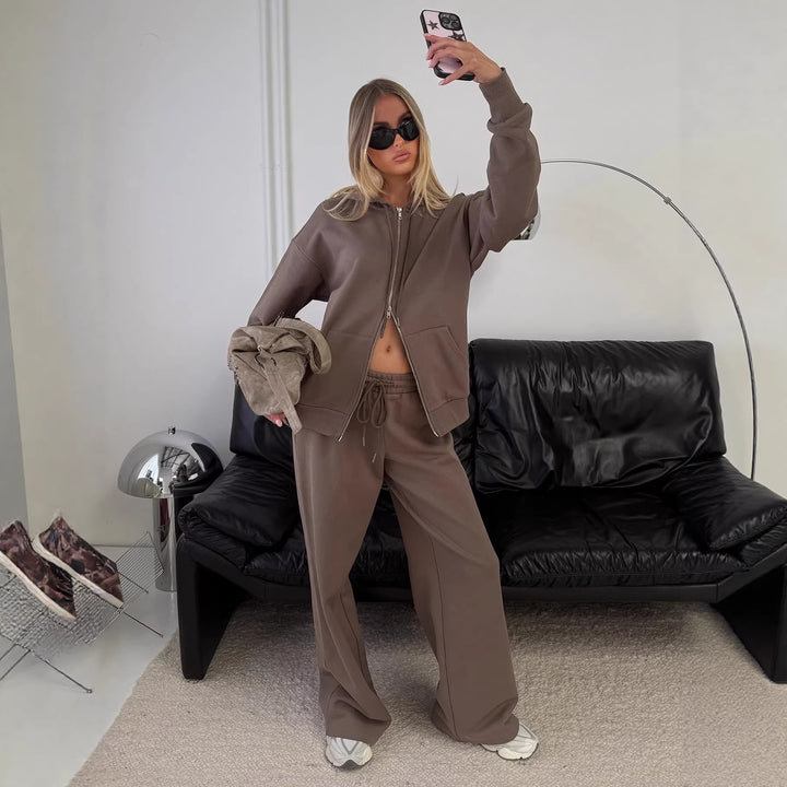 Women's fashionable lounge set with a relaxed fit and innovative design Chic & Stil