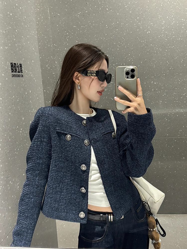 Veste courte élégante pour femme en tissu texturé avec des détails de boutons décoratifs Chic & Stil