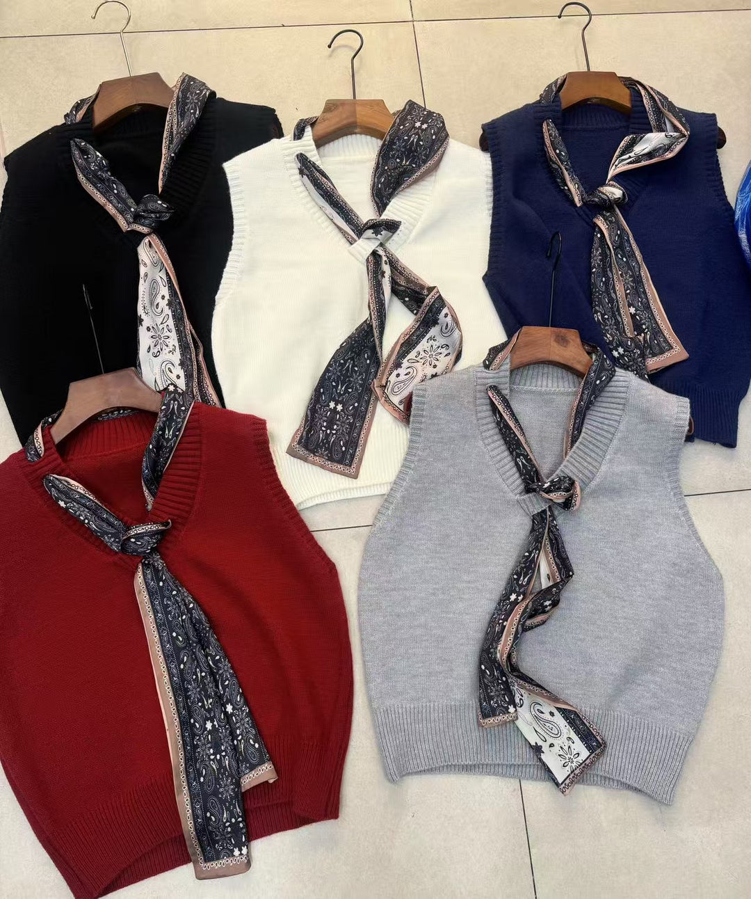Gilet tricoté pour femmes avec appliqué de foulard à la mode Chic & Stil