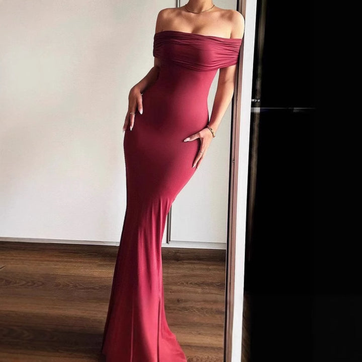 Elegant and fitted evening dress for women with off-shoulder neckline Lune London
