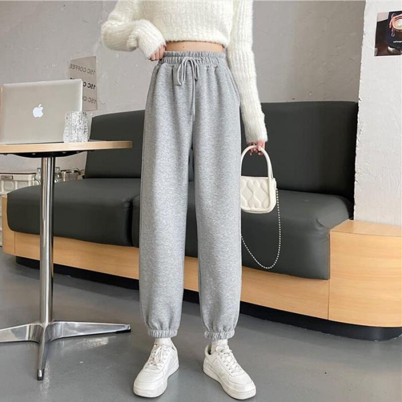Women's leisure pants with elastic waistband and modern cuffs Chic & Stil