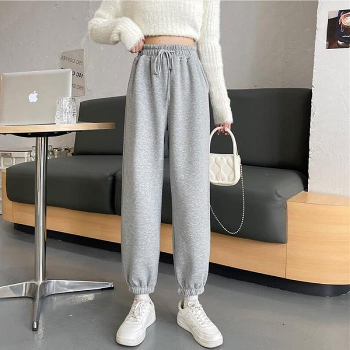 Women's leisure pants with elastic waistband and modern cuffs Chic & Stil