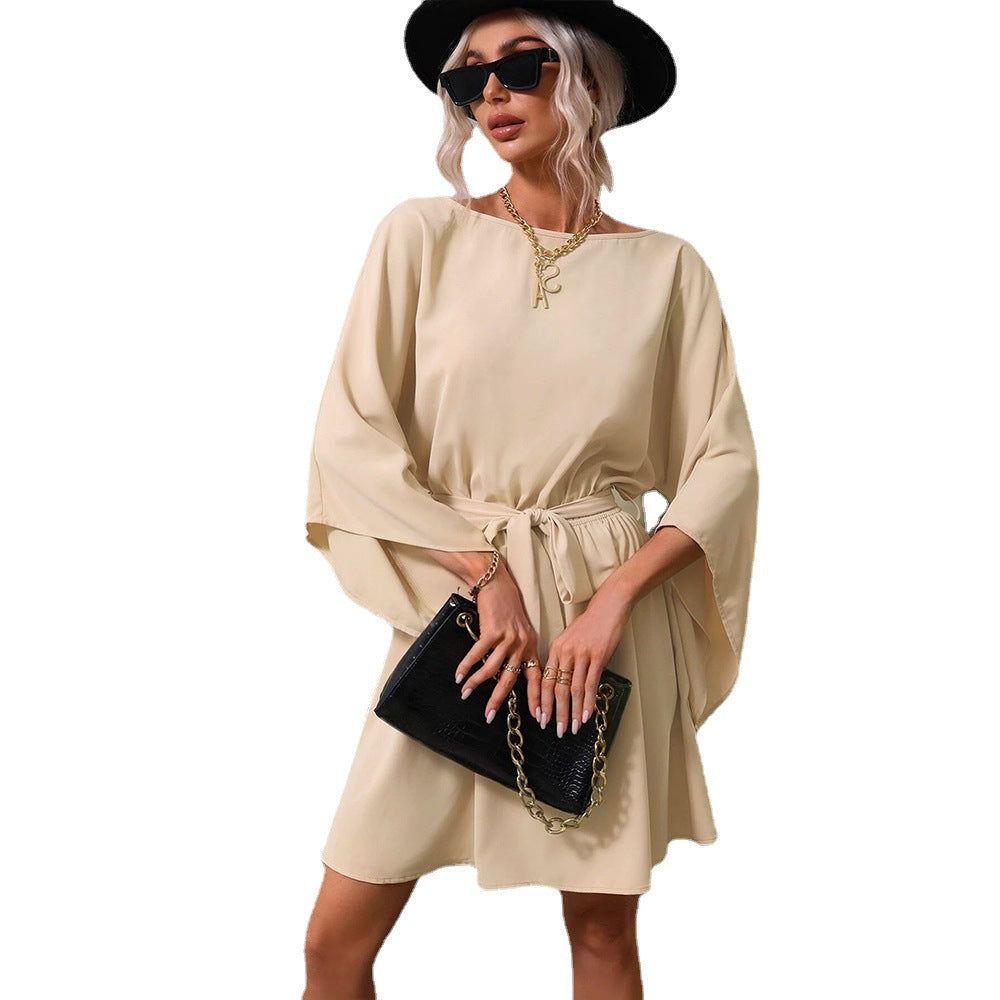Robe minuscule pour femmes avec large manche chauve-souris et ceinture à la taille Chic & Stil