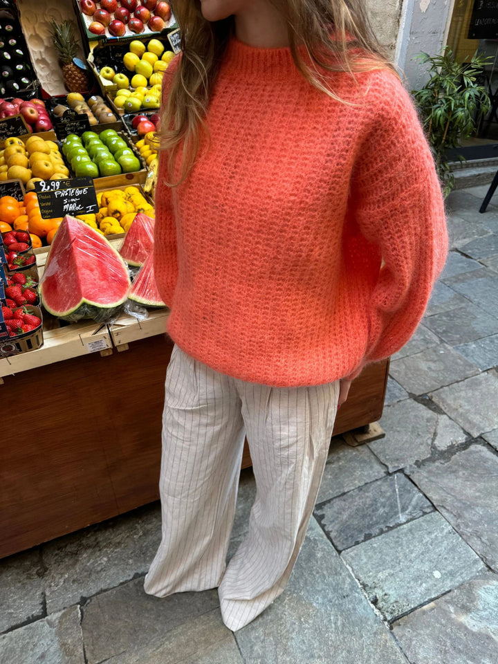 Knitted sweater for women with a trendy embossed pattern and a casual fit Lune London