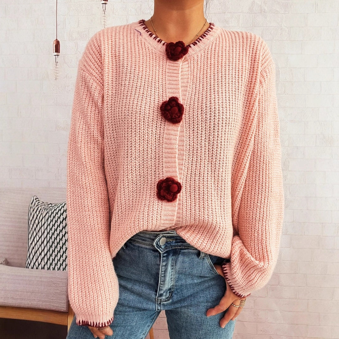 Cardigan pour femmes avec des détails de boutons floraux et un tissu texturé Chic & Stil