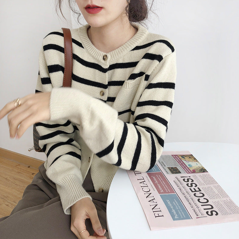 Ladies cardigan with chic and stylish stripe pattern