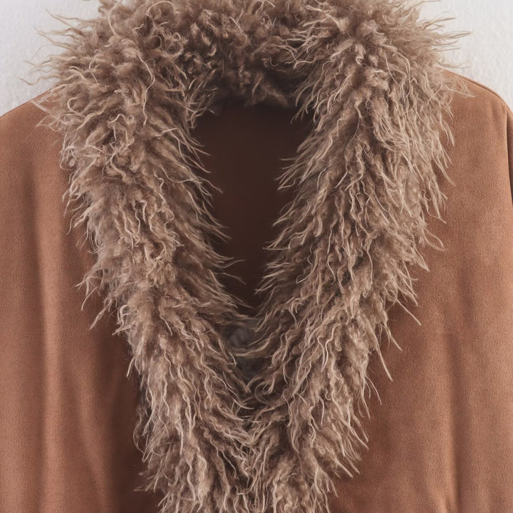 Trendy women's jacket with a luxurious faux fur collar and comfortable shoulder pads Lune London