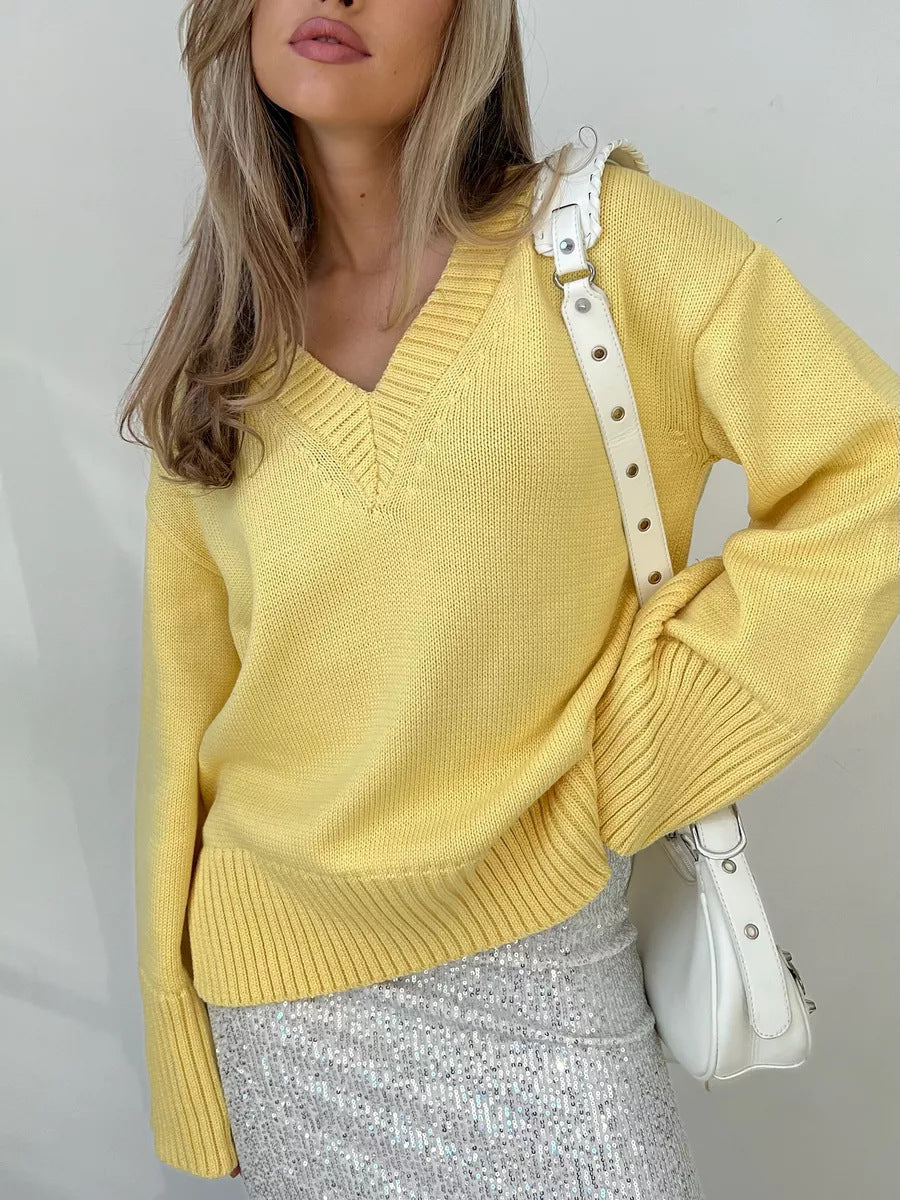 Women elegant knit sweater with V-neck and casual fit Chic & Stil