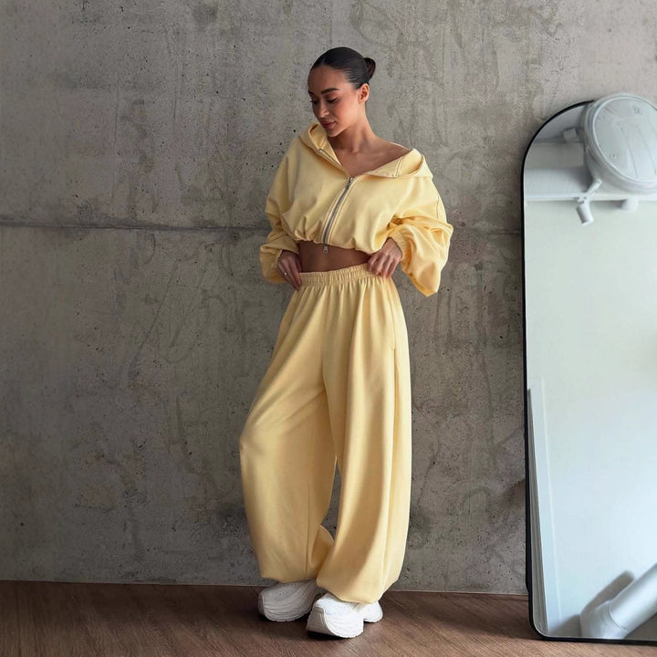 Ensemble de sweat à capuche court et de pantalon de jogging ample pour femmes Chic & Stil