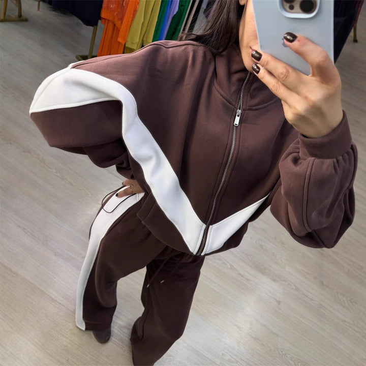 Women's sporty jogging suit with high collar and striking contrast stripes Chic & Stil
