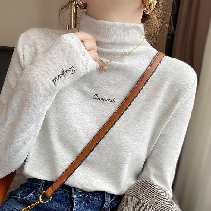 Women's turtleneck sweater with innovative lettering Chic & Stil