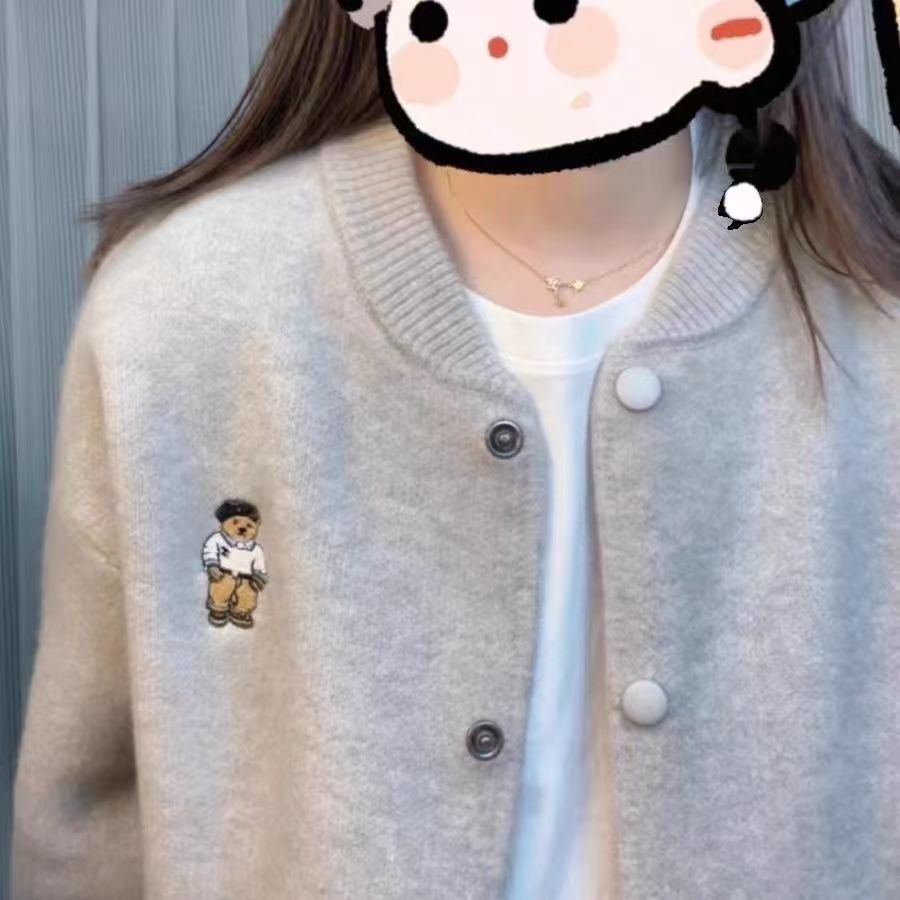 Cardigan confortable pour femmes avec fermeture à boutons et broderie d'ours Chic & Stil
