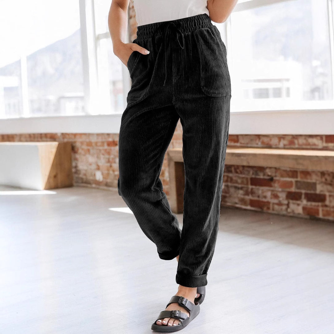 Casual cargo pants for women with elastic waistband and practical side pockets Lune London