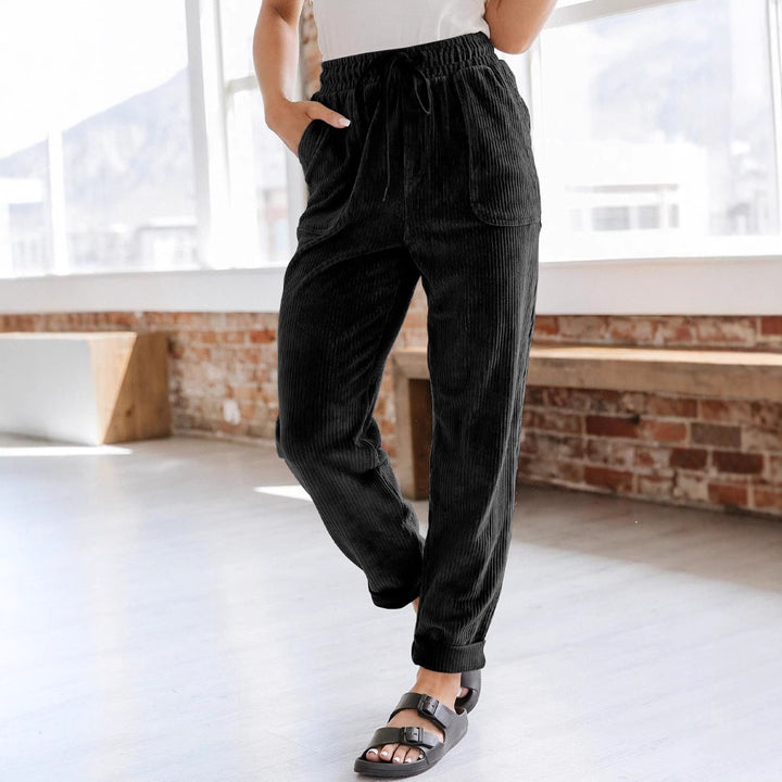 Casual cargo pants for women with elastic waistband and practical side pockets Lune London