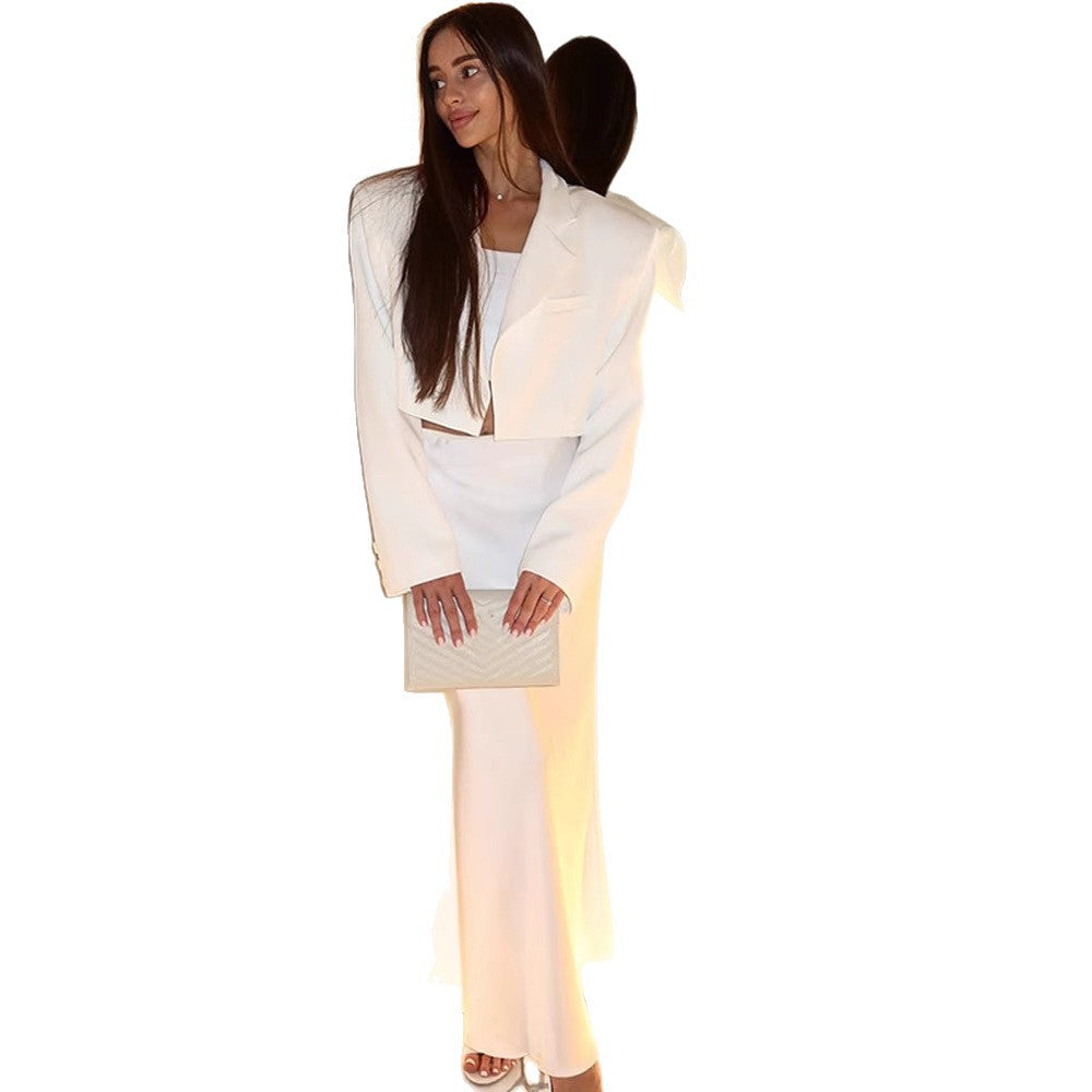 Women Elegant two-piece set with fitted blazer and flared skirt Lune London