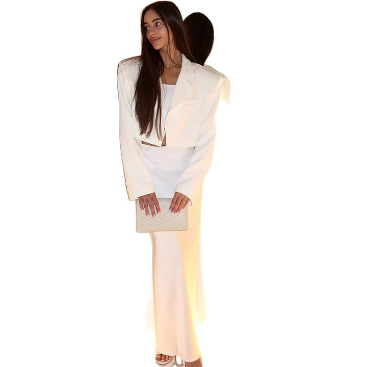 Women Elegant two-piece set with fitted blazer and flared skirt Lune London