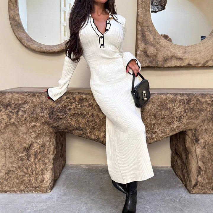 Robe maxi pour femmes avec des détails de boutons élégants et un ourlet en franges Chic & Stil