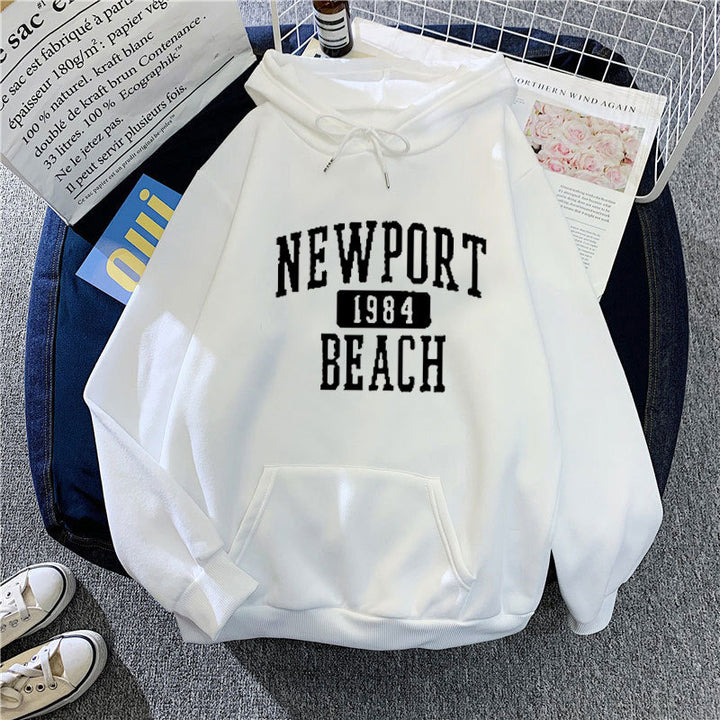 Women's hoodie with nostalgic Newport Beach lettering Chic & Stil