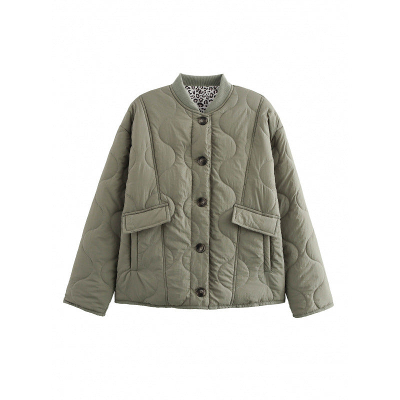 Ladies puffer jacket with practical pockets and decorative button closure Lune London