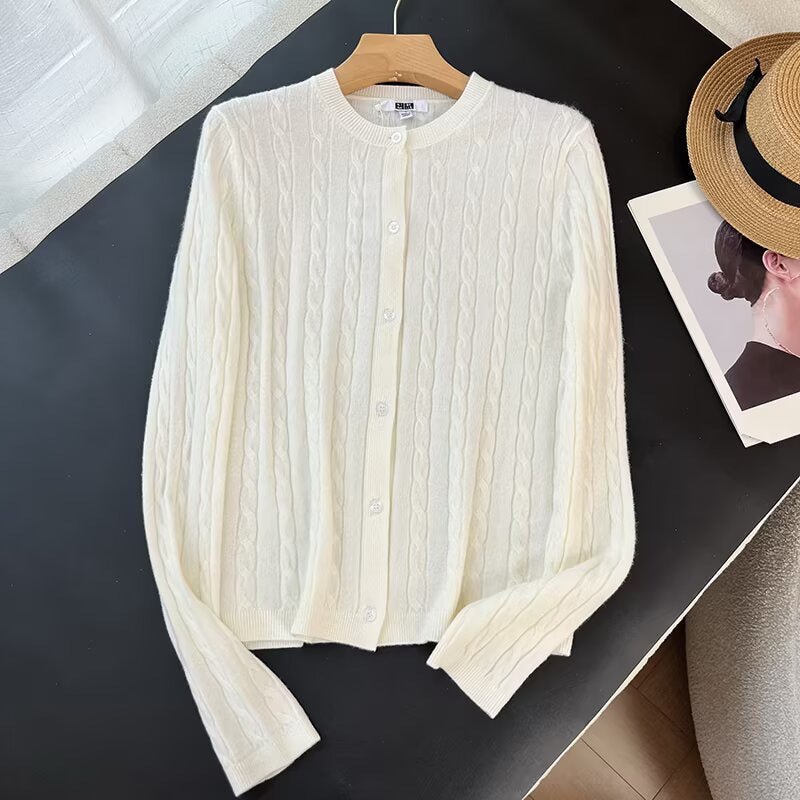 Cardigan femme avec motif en câble et patte de boutonnage Chic & Stil