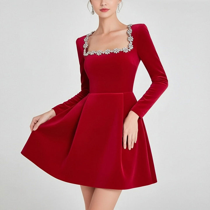 Robe de cocktail pour femme avec décolleté carré et délicates embellissements en cristal Chic & Stil
