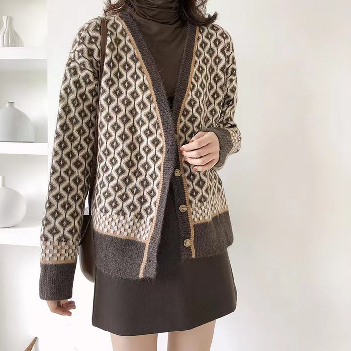 Cardigan épais en tricot pour femmes avec des motifs géométriques modernes et fermeture à boutons Chic & Stil