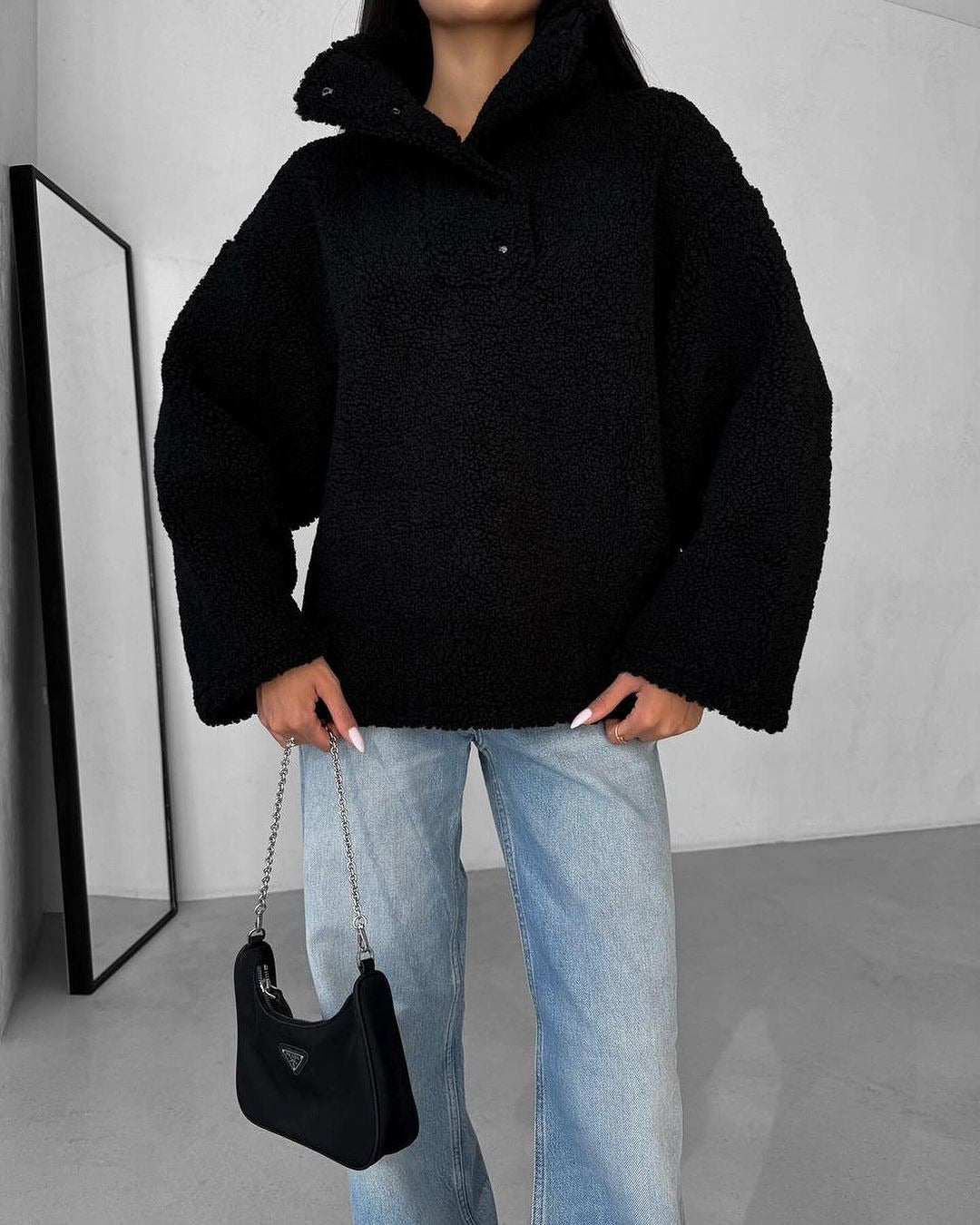 Comfortable fleece sweater for women in a chic casual style