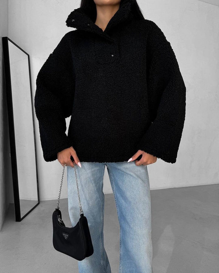 Comfortable fleece sweater for women in a chic casual style