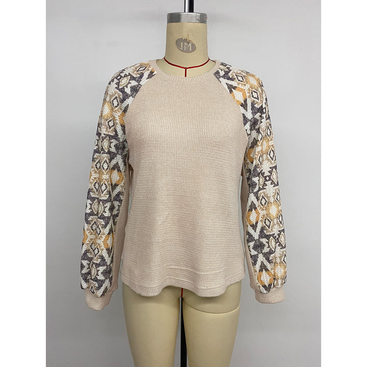Knitted sweater for women with modern raglan sleeves and a floral pattern Lune London