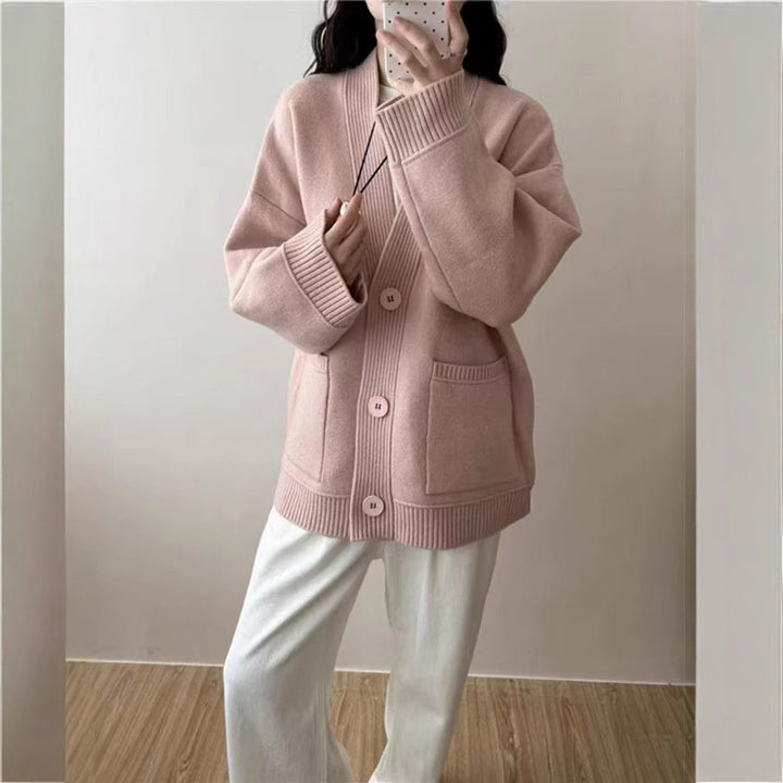 Cardigan pour femmes avec décolleté en V profond et poches pratiques Chic & Stil