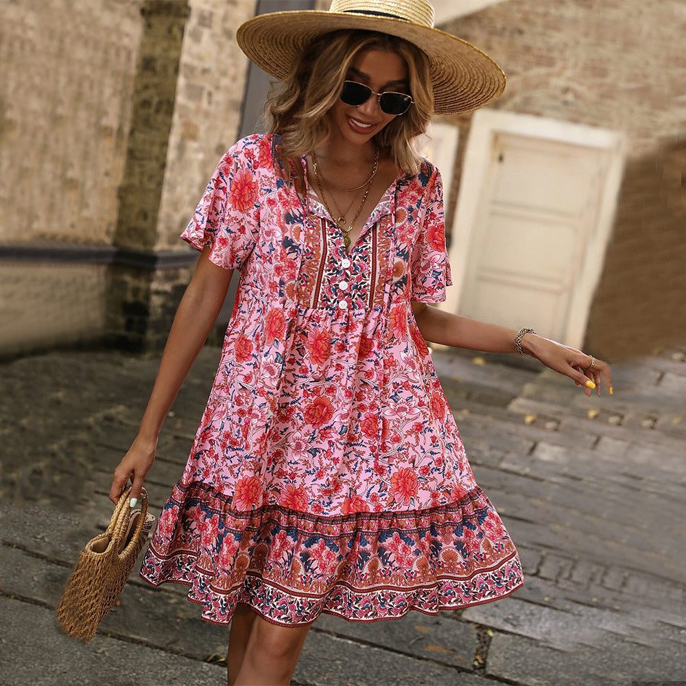 Robe d'été florale pour femmes avec ourlet à volants ludique et détail de boutons Chic & Stil
