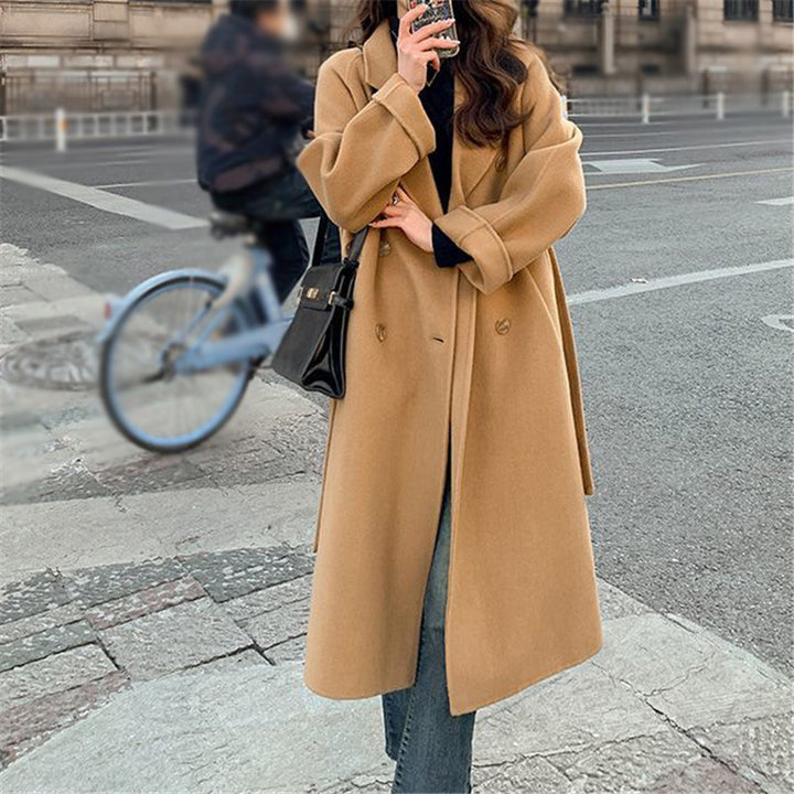 Elegant wool coat for ladies with double-breasted buttons and wide lapels Lune London