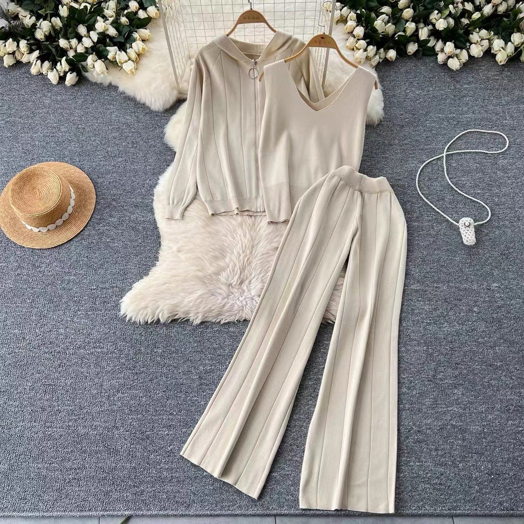 Lune London trendy knitted loungewear set for women with V-neck and hood